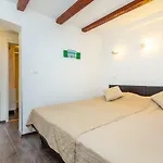 City Wall\'S Studio Apartment