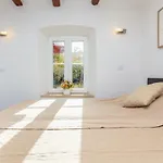 City Wall\'S Studio Apartment