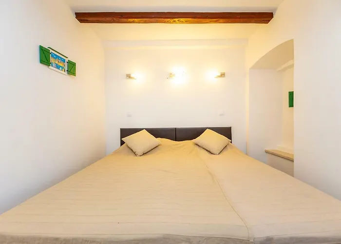 City Wall\'S Studio Apartment