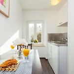 City Wall\'S Studio Apartment