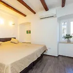 City Wall\'S Studio Apartment
