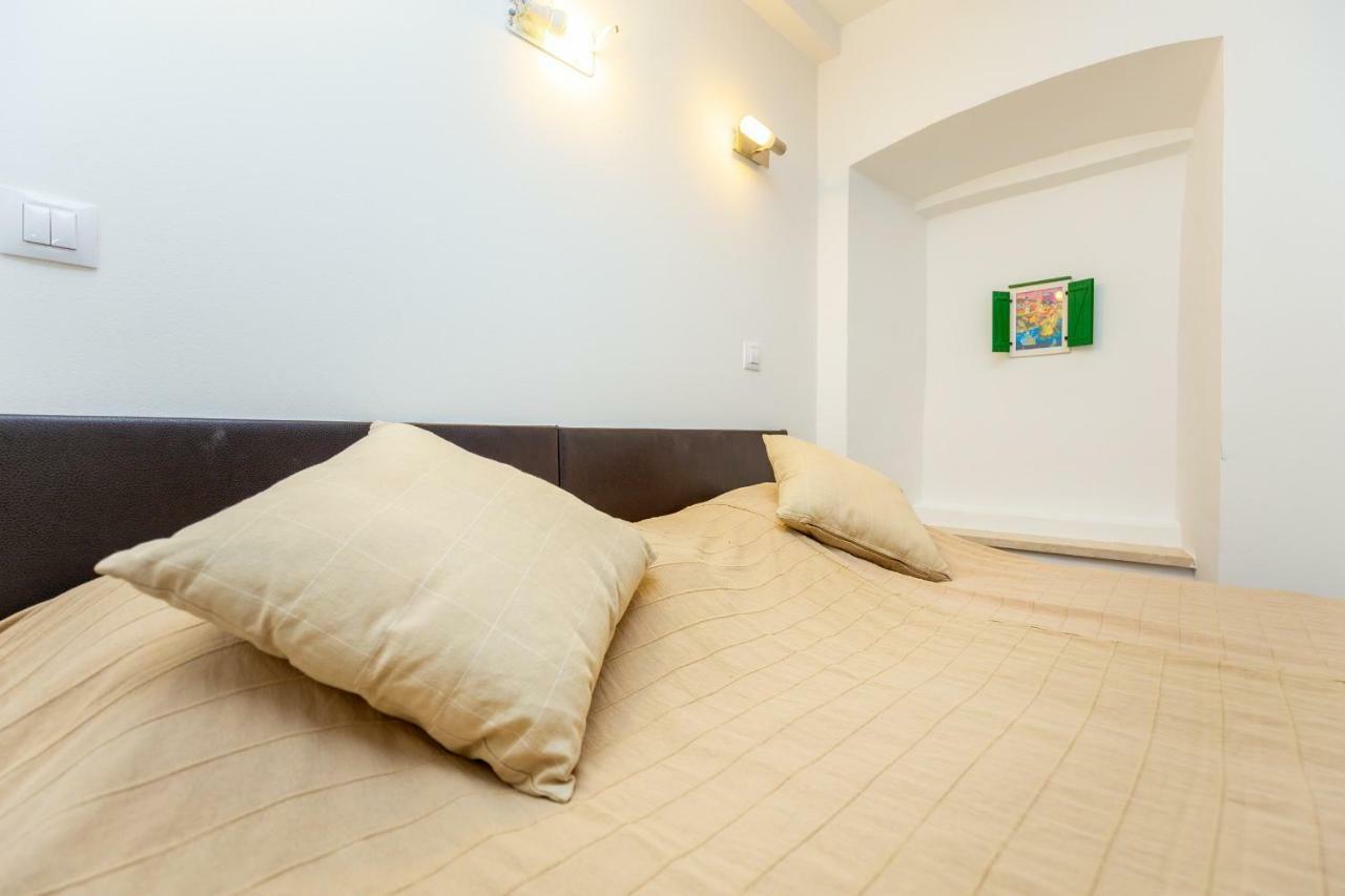 City Wall's Studio Apartment